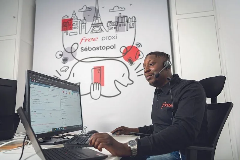 An agent at the Free Proxi Sébastopol hub